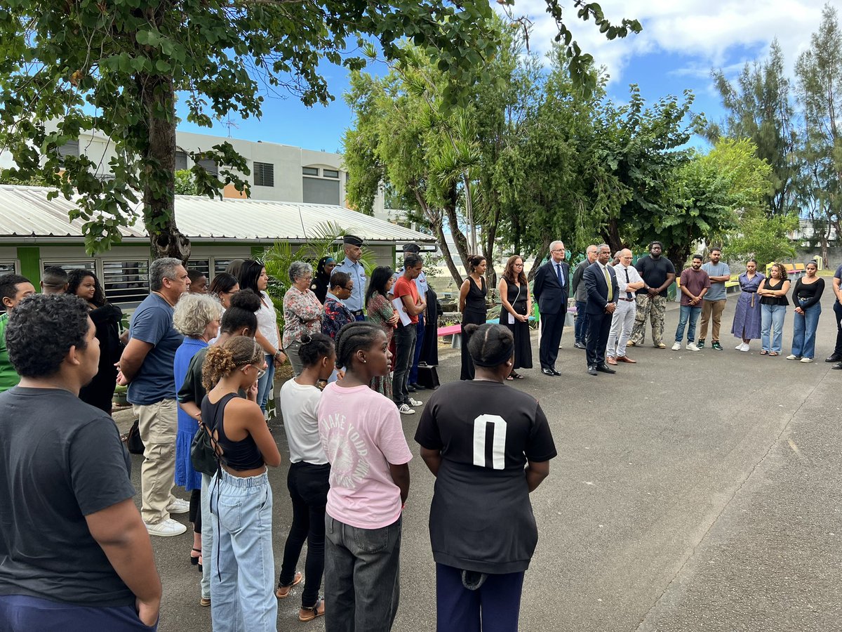 Minute de silence dans tous les établissements scolaires de l’<a href="/AcLaReunion/">Académie de La Réunion</a> en hommage à notre collègue, assistante d'éducation, assassinée mardi 10 juin à l'entrée du collège Françoise-Dolto de Nogent.
