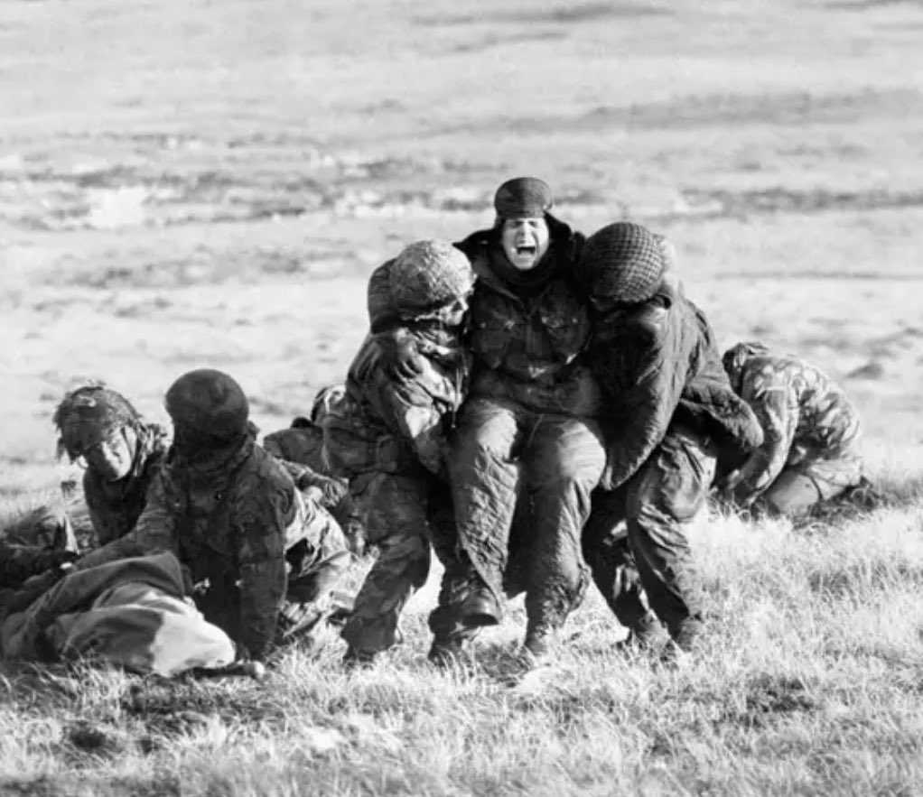 TheParachuteReg's tweet image. 12 June 82, the battle on Mt Longdon is won, but at great cost. 23 British troops died and many wounded. Sgt Ian McKay was also awarded a posthumous VC for his valour in the face of the enemy.
Ready for anything 🇬🇧🟩
@BritishArmy
#Paratrooper
#FalklandsWar
#MountLongdon
#Para