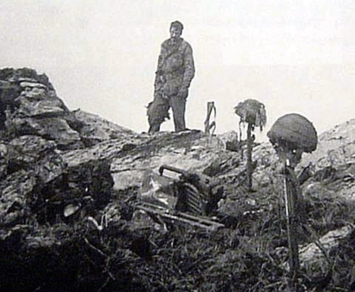 TheParachuteReg's tweet image. 12 June 82, the battle on Mt Longdon is won, but at great cost. 23 British troops died and many wounded. Sgt Ian McKay was also awarded a posthumous VC for his valour in the face of the enemy.
Ready for anything 🇬🇧🟩
@BritishArmy
#Paratrooper
#FalklandsWar
#MountLongdon
#Para