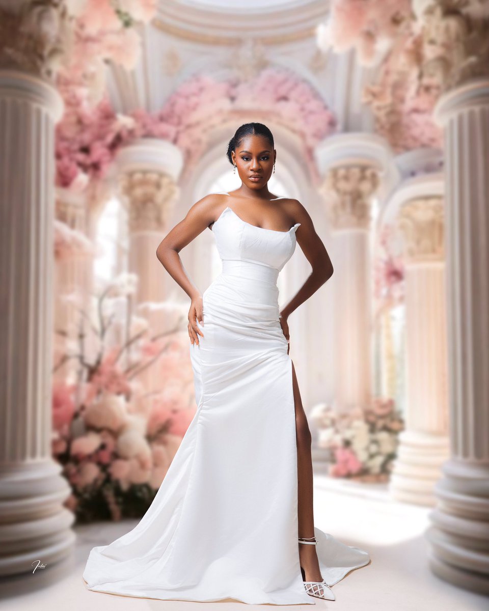 BoiConnect's tweet photo. Dressed in white,🤍she's the author✍️ of her own epic tale.

Lovely Team🏆

Designer: @m_siri_ 
MUA: @all_shades_ofgrace 
Muse: @symplyjuliet_ 
Flower: @conaeflowers 
Hair styling: @skinnscalp_ 

#Bride
#Fashion 
#WeddingPhotography
#bridalmakeup
#bellanaijaweddingsng_ https://t.co/WvhO4uOosw