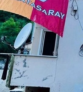 bugün de kapı eklemişler balkona her tweette ev gelişiyor heyecanla takipteyiz