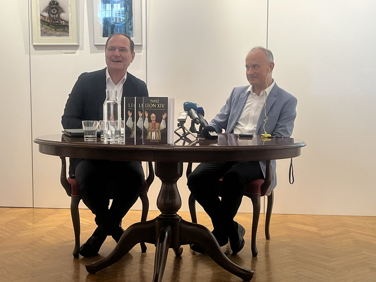 Pravkar na predstavitvi prve knjige o papežu Leonu XIV. direktor Družine Tone Rode in avtor  mednarodno priznani vatikanist Jesús Colina.
