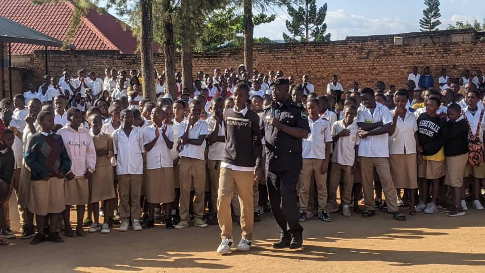 cnjkinyinya's tweet photo. 1.Tariki ya 11/ 06/2025
Urubyiruko  rw'abakorerabushake mu kagari ka Murama  dufatanyije  n' izindi nzego z'urubyiruko (NYC &amp; RPF Youth Leaguer) twakoze ubukangurambaga mu kigo cy' amashuri cya G.S.KINYINYA @Rwandapolice @Rwanda_Edu @CityofKigali @RwandaLocalGov @Gasabo_District https://t.co/GZoA9Q0mcI