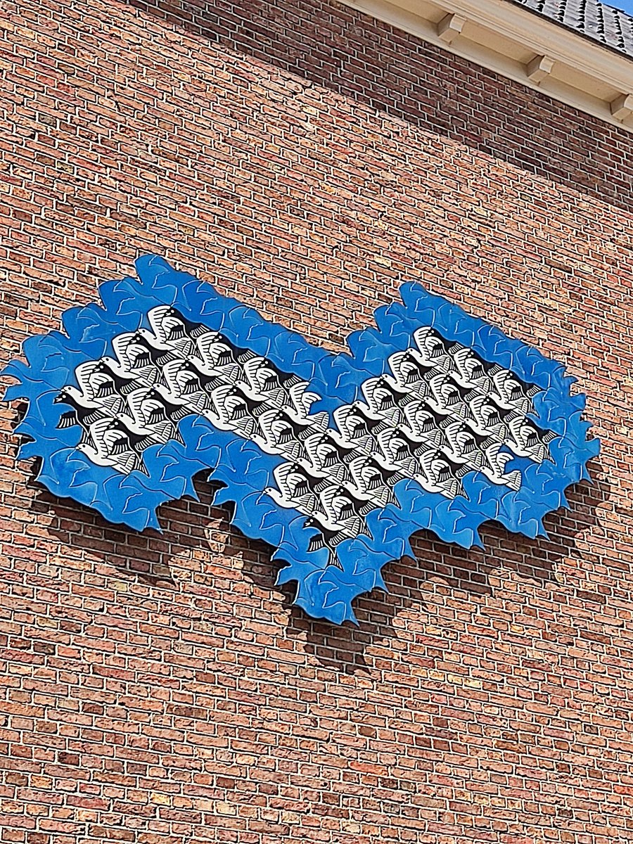 Paseando por las calles de Leeuwarden nos encontramos con esta sorpresa. Un mosaico de pájaros de Escher en la pared exterior del Museo de Cerámica Princessehof. Un bonito ejemplo de como las matemáticas y el arte se dan la mano creando patrones tan interesantes como atractivos❤️