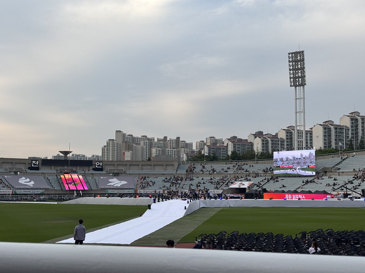 채연아 좀다 봐❤️
너 덕분에 이렇게 재밌는 행사도 와보고 
헤헤 무대가 멀지만 그래도 잼게 볼게🥹
울 채연이 무대 진짜 보고 싶었는데 ㅎㅎ 
화이팅!!! 무대 찢어버리자구!!!
사랑해❤️❤️🩷🩷
#이채연 #LEECHAEYEON #여니왔어요