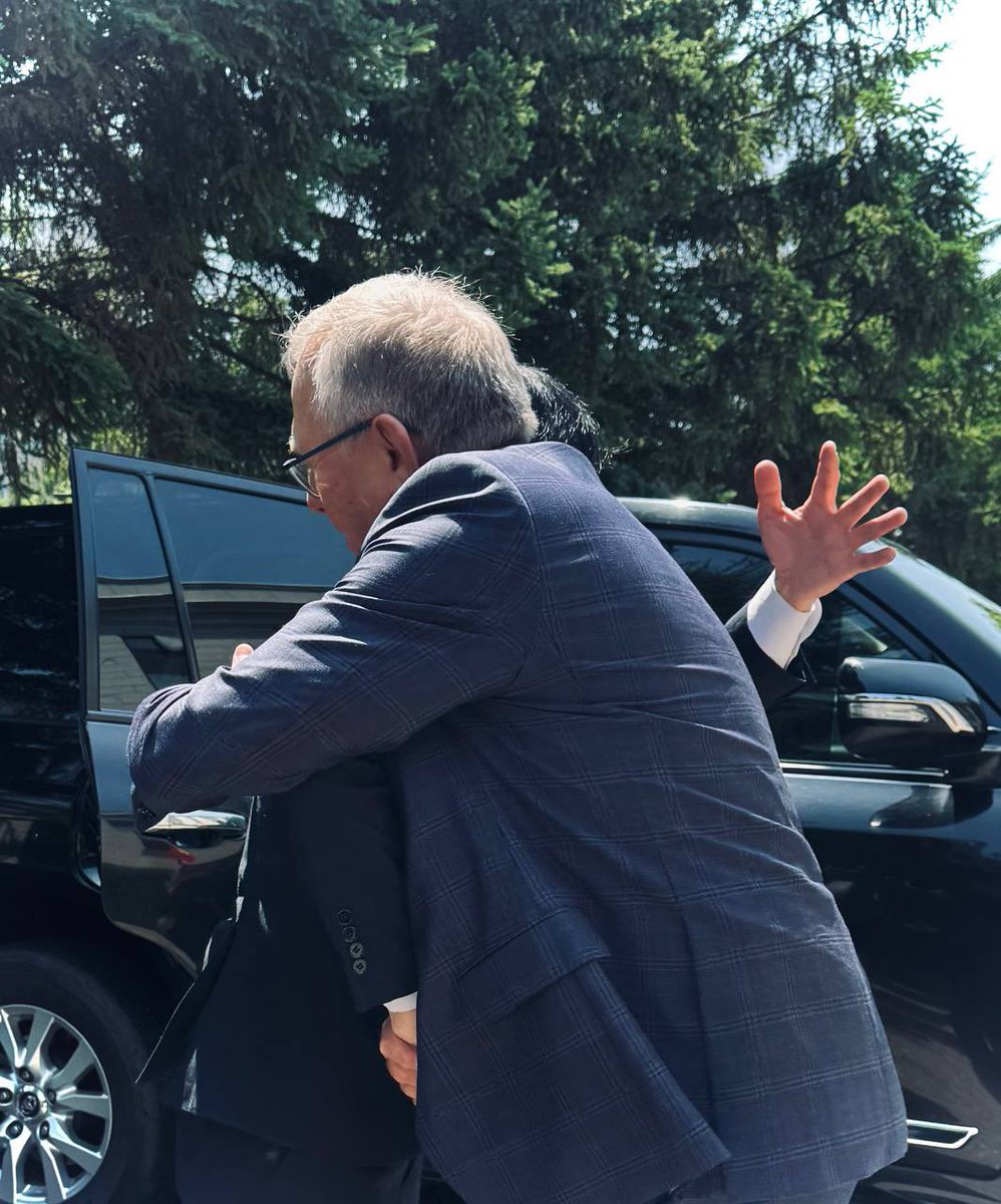 🇻🇳11 июня вице-дуайен дипломатического корпуса Посол Вьетнама в КНДР Ле Ба Винь вместе военным атташе посетили Посольство и поздравили Посла России А.И.Мацегору и всех сотрудников нашего посольства с Днем России.

#ДеньРоссии2025