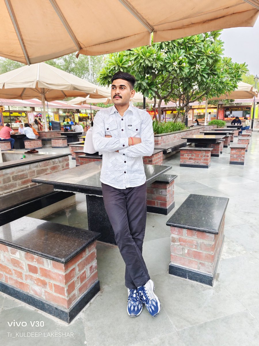 किसी मास्टरनी से इश्क करना आसान नहीं होता,,
मैं अपनी फीलिंग बताता हूं और वो @........... ज्ञान दे देती हैं।

#फलानी