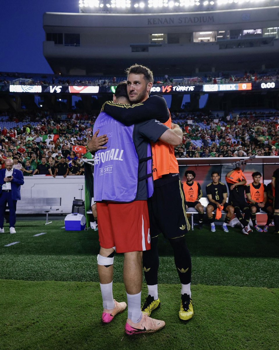 Feyenoord family forever 🫂

<a href="/Santgimenez_/">Santiago Gimenez</a> x <a href="/OrkunKokcu/">Orkun Kökcü</a>