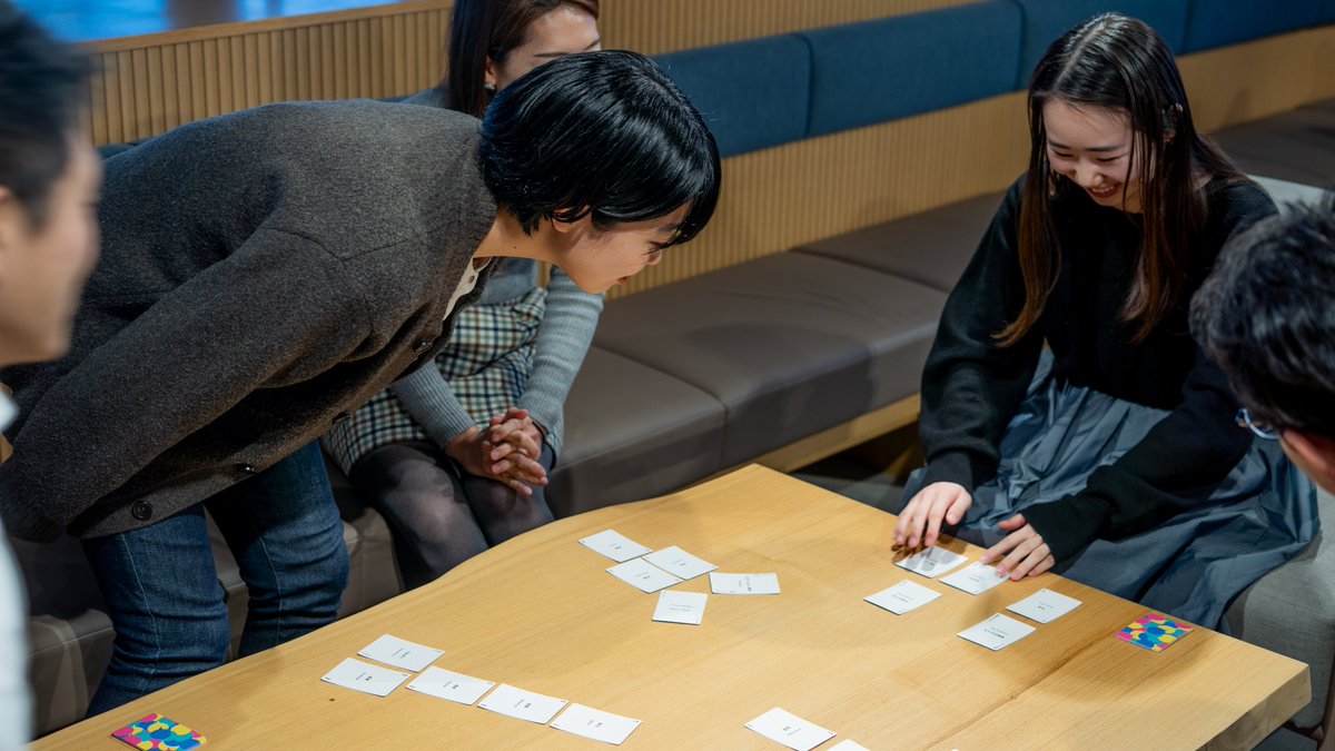 今日も今日とて、オフィスの片隅でチームメンバーが #バリューズカード やってました。
同じチームのメンバーがどんな価値観を持っているのか、何を大切にしているのかみんなで共有できる素敵な時間。
#Wevox #チームの熱量