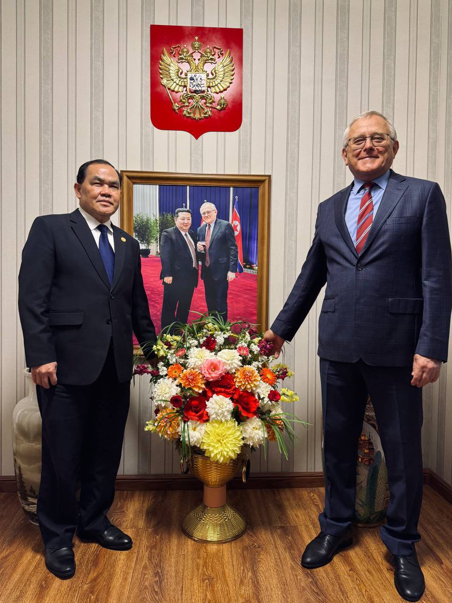 🇱🇦Накануне государственного праздника Дня России Посольство посетил Посол Лаоса в КНДР Кео Маккафон и преподнес праздничную корзину цветов.

🗣️Посол Лаоса произнес речь, в ходе которой отметил успешные направления двустороннего сотрудничества.
#ДеньРоссии2025