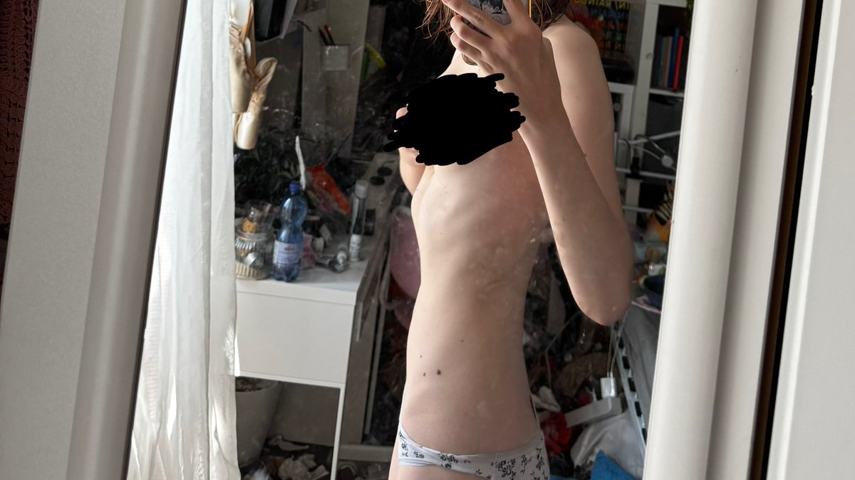 bodychecks of today — both sucking in and not sucking in . . . i‘m too scared to weight myself do i look uw again ??? please give me bmi guesses 😭😭