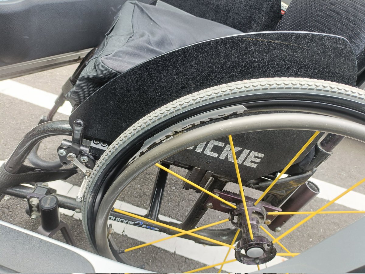 okinawa291's tweet photo. 黄色のスピナジーはいてるのが旧車 https://t.co/yuxQuALfu7