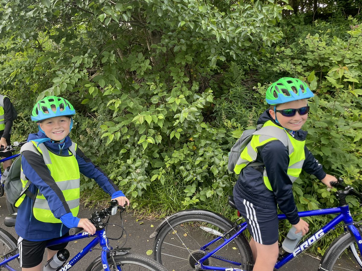 AMBERLEYPRIMARY's tweet photo. 16 determined Year 5 pupils have set off on their cycling residential β 60 miles over 2 days! They've made it to The Cycle Hub and spirits are high! π΄ββοΈππ΄ββοΈ #CycleAdventure #Year5Residential https://t.co/QiWsZmk9GY