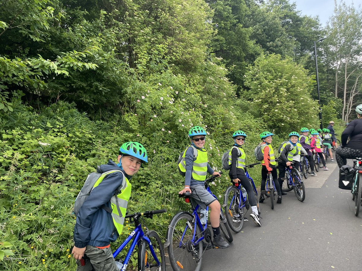 AMBERLEYPRIMARY's tweet photo. 16 determined Year 5 pupils have set off on their cycling residential β 60 miles over 2 days! They've made it to The Cycle Hub and spirits are high! π΄ββοΈππ΄ββοΈ #CycleAdventure #Year5Residential https://t.co/QiWsZmk9GY