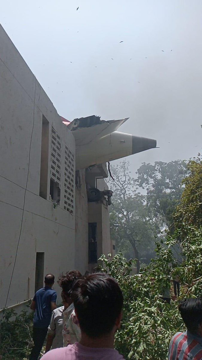 अहमदाबाद से लंदन जाने वाली एयर इंडिया की फ्लाइट AI 171 दुर्घटनाग्रस्त

एयर इंडिया की लंदन जाने वाली फ्लाइट AI 171 (बोइंग 787 ड्रीमलाइनर) अहमदाबाद एयरपोर्ट से उड़ान भरने के कुछ ही समय बाद दुर्घटनाग्रस्त हो गई।
