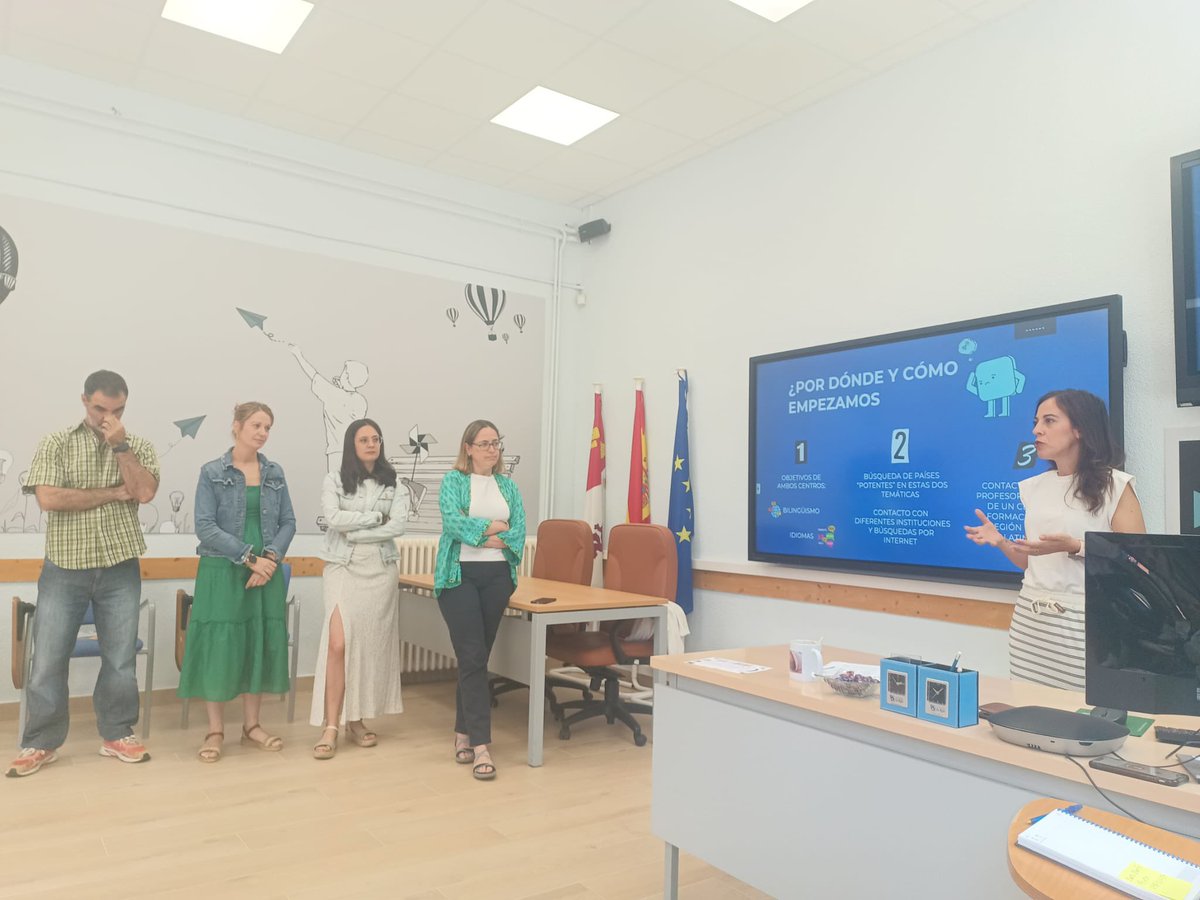 CFPIdiomas's tweet photo. 🇩🇪 Los equipos de @CeipLopeVega @CeipBuenosAires explican su experiencia de job shadowing en @EUErasmusPlus en Trier visitando los centros Auguste Viktoria Gymnasium y Grundschule Zewen, aprendiendo metodologías de idiomas y enseñanza bilingüe.
@sepiegob 
#internacionalizaCyL https://t.co/Y8MJjg2UjJ