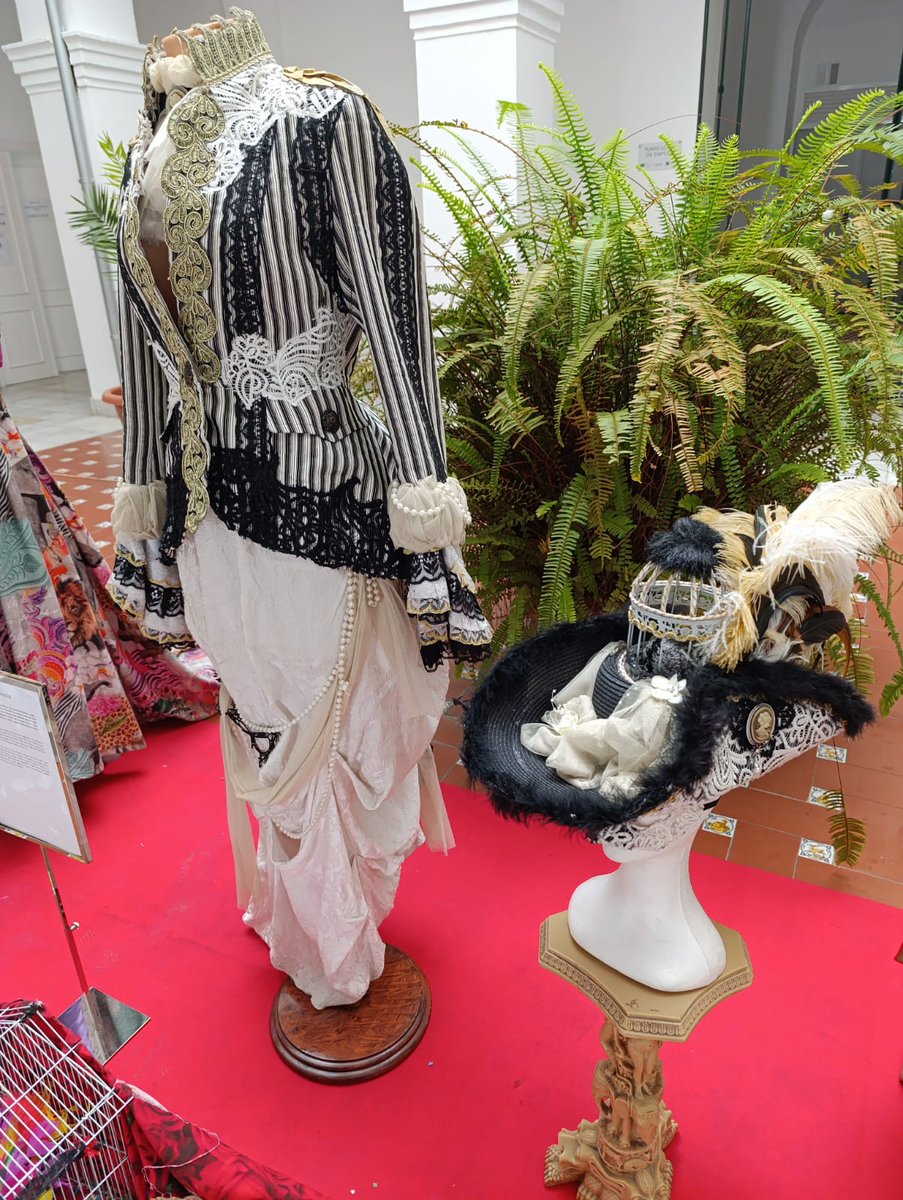 🎭 ENMASCARADO: Exposición Itinerante de Trajes Venecianos 
📍 Vidriera Edificio Usos Múltiples y Ayuntamiento de Constantina
📆 Del sábado 14 al viernes 20 de junio
⏰ Visible al exterior las 24 h
👗 DESFILE EN CALLE MESONES: Sábado 21 de junio a las 20:30 horas