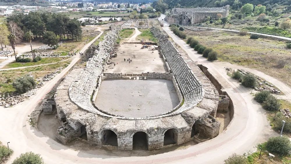 insaat_dunyasi's tweet photo. Şişecam 90. Yılında camın tarihine ışık tutuyor https://t.co/1dGOyUi5KO #Şişecam #Perge #PergeAntikKent #CamFırın #CamKalıntı #GlassIndustry #BuildingsMaterials #Construction https://t.co/LR1BIMo6qQ