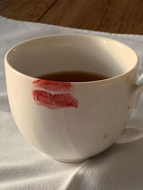 today I found out, kalau stain dari lipstick itu kinda appealing and sexy. apa lagi kalau ada di pipi kamu 🤭

anyway, how's your day sweetheart? ☺️