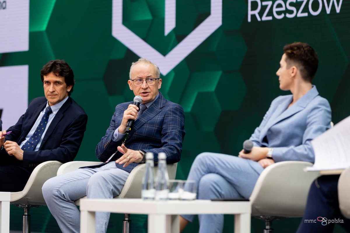 Kongres Bezpieczeństwo Polski (@totalsecuritypl) on Twitter photo Drugi dzień #KBP2025 rozpoczęty debatą o infrastrukturze krytycznej jako filarze bezpieczeństwa 🇵🇱 Poruszono m.in. cyberbezpieczeństwo, modernizację kolei, morskie farmy wiatrowe i #DyrektywaCER. Współpraca publiczno-prywatna kluczowa! #KBPRZESZÓW Drugi dzień #KBP2025 rozpoczęty debatą o infrastrukturze krytycznej jako filarze bezpieczeństwa 🇵🇱 Poruszono m.in. cyberbezpieczeństwo, modernizację kolei, morskie farmy wiatrowe i #DyrektywaCER. Współpraca publiczno-prywatna kluczowa! #KBPRZESZÓW