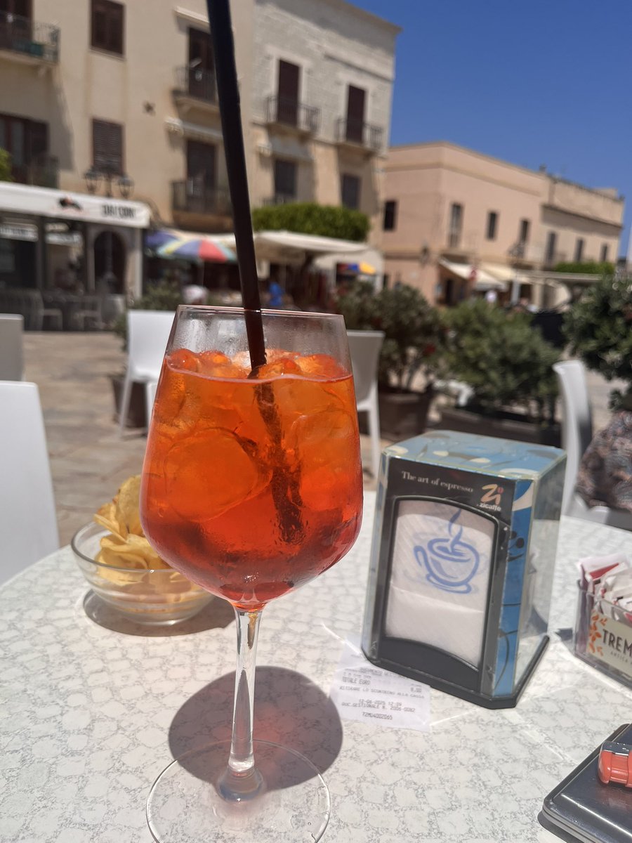 Stuur geen hulp. #aperoltime #sicilie