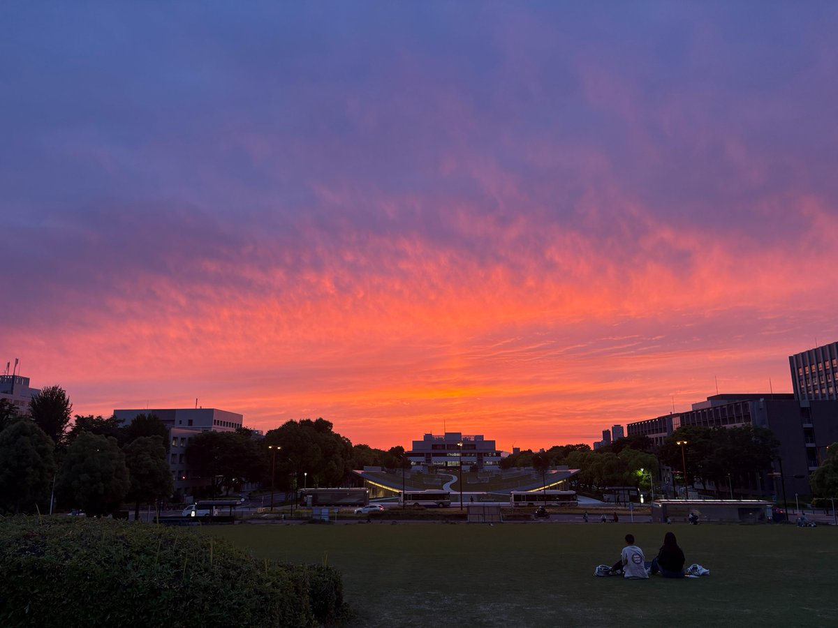 ー大学の日常ー

いつかの #夕焼け。

赤橙黄緑青藍紫のうち、いちばん長い距離を走ってこれるのが赤。
太陽が傾いて、最後まで走り抜けた色。

今日も一日、お疲れさまでした！

#名大 #理学 #レイリー散乱
Photo by Team Kamikouchi &amp; Tamura