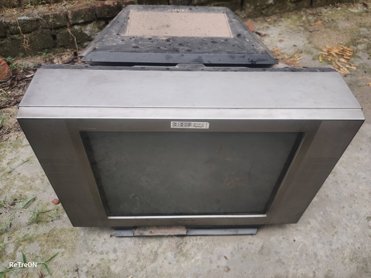 xRetreon1's tweet photo. Okay, bye bye Sony. You've been part of our family for over 25 years. Unfortunately, I don't even know the model number of this TV — it's that old. My parents said they bought it for around 25k when they got married, over 25 years ago. Rest well. https://t.co/3K4jQM0A4T