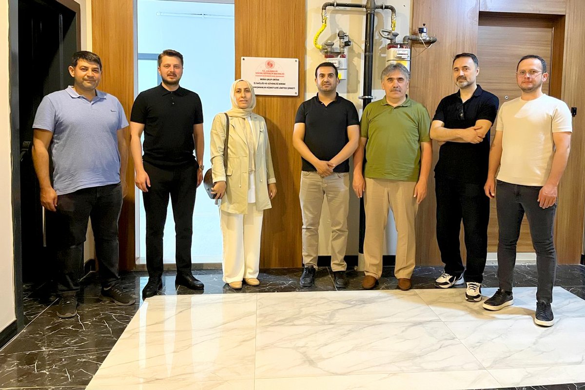 Ziyaretlerimiz Devam Ediyor !!

UTEP ANKARA Şube Başkanımız Metin PİLE ve Üyelerimiz MEBA GRUP ORTAK İŞ SAĞLIĞI GÜVENLİĞİ üyemiz İsmet KARAKAŞ beyefendiyi iş yerlerinde ziyaret etmişlerdir.

İsmet KARAKAŞ beyefendiye misafirperverlik ve hoş sohbetleri için teşekkür ederiz.