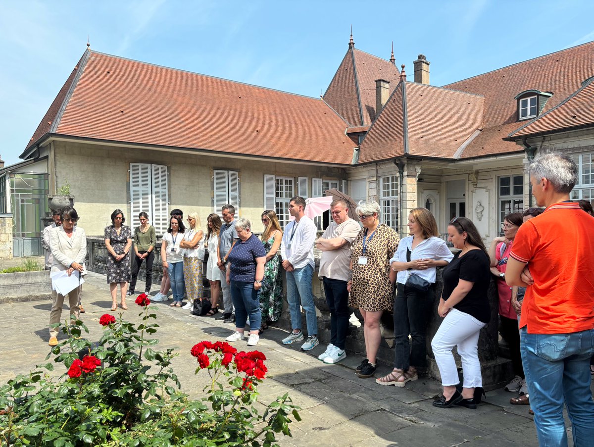 Académie de Besançon (@acbesancon) on Twitter photo Hommage dans tous les établissements scolaires, en DSDEN et au rectorat de l’<a href="/acbesancon/">Académie de Besançon</a>, à notre collègue, assistante d'éducation, assassinée mardi 10 juin à l'entrée du collège Françoise Dolto de Nogent. Hommage dans tous les établissements scolaires, en DSDEN et au rectorat de l’<a href="/acbesancon/">Académie de Besançon</a>, à notre collègue, assistante d'éducation, assassinée mardi 10 juin à l'entrée du collège Françoise Dolto de Nogent.