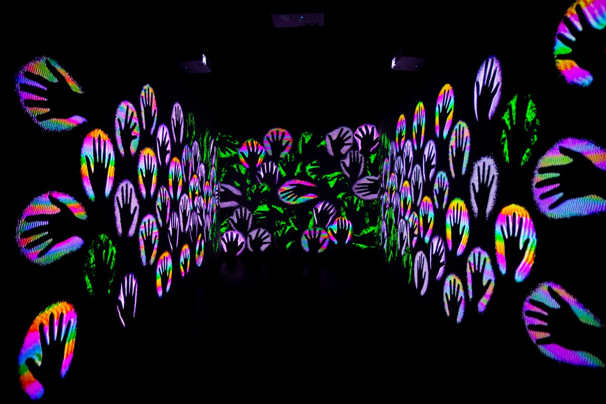 tezos's tweet image. Inside the Art on Tezos container, visitors were immersed in the Echoes of Light show 📽️

// Artist lineup // @ALCrego_ @rearyabaim @baiweiart @BarbaraBezina @nftaverse @Erythric @OriginalGoldCat @HOXID_ @jakestudyos @Kx________ @lesCogumelos @cybermistic @morpho_genesis…