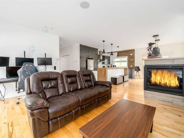 stephanebruyere's tweet photo. No0158. Stoneham. Duplex. Prix demandé 549,000$. Vendu 607,000$ en 7 jours. @Jefffillion @gerrypizza @MisterWhiteRP #immobilier #surenchère #stoneham https://t.co/JIpG8d5ffq