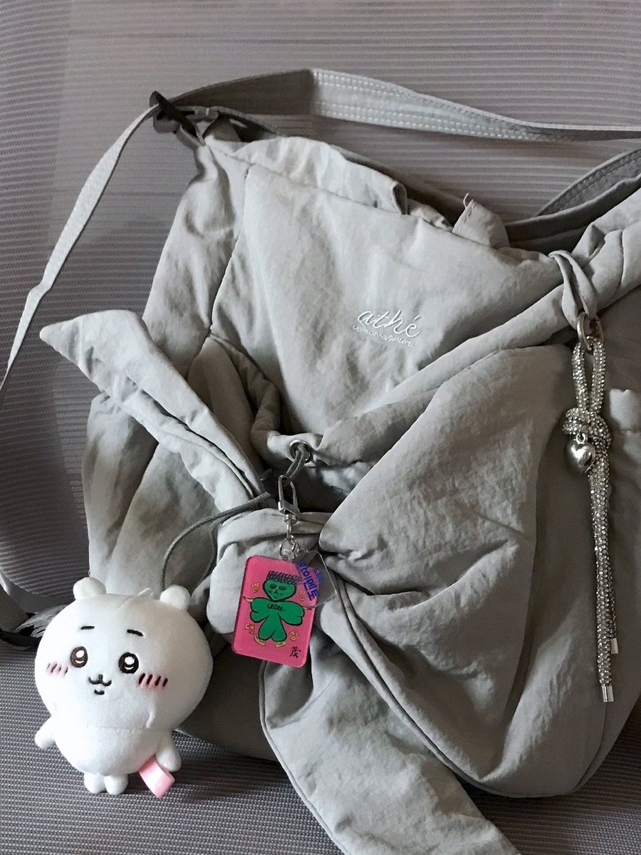 Ira_ONNA's tweet photo. 수험생 생존템 발견함
대치동에서는 프로틴에 아르기닌 타우린까지 든걸로
먹는대서 봤더니 ㄹㅇ인정
쉬는시간에 한팩 마시면 체감됨
단백질만 먹는거보다 찐 기운솟음

키링은 이상하게 정감감…
네잎클로버+가슴털 조합 왜 귀여움?
공부할 때 거의 반은 기도메탄데
머기업 기운 받아서 삭삭 빌어봄 https://t.co/qcQH7kReZr