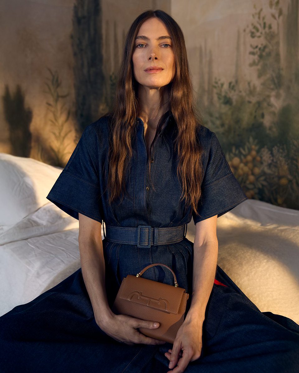 HouseofHerrera's tweet photo. Saddle up for a new season of #CHDomaInsignia and denim days. Indulge your equestrian-loving heart with our handcrafted elegance and a new Pre-Fall collection that inspires.
#CHInsignia #CHCarolinaHerrera https://t.co/bRmhwY8lyb