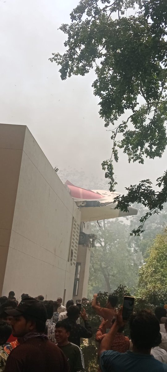 SU_MaheswarRao's tweet image. Deeply shocked and concerned by the tragic Air India flight crash at Ahmedabad airport. Praying for the safety of all 🙏🏻

#prayforsafety #flightaccident