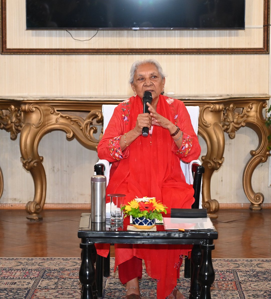 Governor of Uttar Pradesh (@governorofup) on Twitter photo рдкреНрд░рджреЗрд╢ рдХреА рд░рд╛рдЬреНрдпрдкрд╛рд▓ рд╢реНрд░реАрдорддреА рдЖрдирдВрджреАрдмреЗрди рдкрдЯреЗрд▓ рд╕реЗ рдЖрдЬ рд░рд╛рдЬрднрд╡рди рдореЗрдВ рднрд╛рд░рддреАрдп рд░реЗрд▓ рдкреНрд░рдмрдВрдзрди рд╕реЗрд╡рд╛-2022 рдмреИрдЪ рдХреЗ рдкреНрд░рд╢рд┐рдХреНрд╖реБ рдЕрдзрд┐рдХрд╛рд░рд┐рдпреЛрдВ рдиреЗ рднреЗрдВрдЯ рдХреАредрд░рд╛рдЬреНрдпрдкрд╛рд▓ рдЬреА рдиреЗ рдХрд╣рд╛ рдХрд┐ рднрд╛рд░рддреАрдп рд░реЗрд▓ рджреЗрд╢ рдХреА рдЬреАрд╡рди рд░реЗрдЦрд╛ рд╣реИ, рдЗрд╕рдХреЗ рд╕рдВрдЪрд╛рд▓рди рдореЗрдВ рдкрд╛рд░рджрд░реНрд╢рд┐рддрд╛, рд╕рдордпрдмрджреНрдзрддрд╛ рдФрд░ рдЬрдирд╕реЗрд╡рд╛ рдХреА рднрд╛рд╡рдирд╛ рдЖрд╡рд╢реНрдпрдХ рд╣реИред рдкреНрд░рджреЗрд╢ рдХреА рд░рд╛рдЬреНрдпрдкрд╛рд▓ рд╢реНрд░реАрдорддреА рдЖрдирдВрджреАрдмреЗрди рдкрдЯреЗрд▓ рд╕реЗ рдЖрдЬ рд░рд╛рдЬрднрд╡рди рдореЗрдВ рднрд╛рд░рддреАрдп рд░реЗрд▓ рдкреНрд░рдмрдВрдзрди рд╕реЗрд╡рд╛-2022 рдмреИрдЪ рдХреЗ рдкреНрд░рд╢рд┐рдХреНрд╖реБ рдЕрдзрд┐рдХрд╛рд░рд┐рдпреЛрдВ рдиреЗ рднреЗрдВрдЯ рдХреАредрд░рд╛рдЬреНрдпрдкрд╛рд▓ рдЬреА рдиреЗ рдХрд╣рд╛ рдХрд┐ рднрд╛рд░рддреАрдп рд░реЗрд▓ рджреЗрд╢ рдХреА рдЬреАрд╡рди рд░реЗрдЦрд╛ рд╣реИ, рдЗрд╕рдХреЗ рд╕рдВрдЪрд╛рд▓рди рдореЗрдВ рдкрд╛рд░рджрд░реНрд╢рд┐рддрд╛, рд╕рдордпрдмрджреНрдзрддрд╛ рдФрд░ рдЬрдирд╕реЗрд╡рд╛ рдХреА рднрд╛рд╡рдирд╛ рдЖрд╡рд╢реНрдпрдХ рд╣реИред