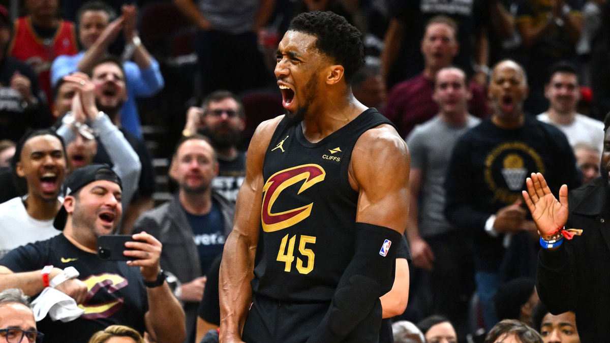 Ridotto_Sports's tweet photo. Cavs are 9-0—franchise best start and Kenny Atkinson just got showered… in literal Gatorade. #Cavaliers #WaterBaptism https://t.co/8V1rekDcj7