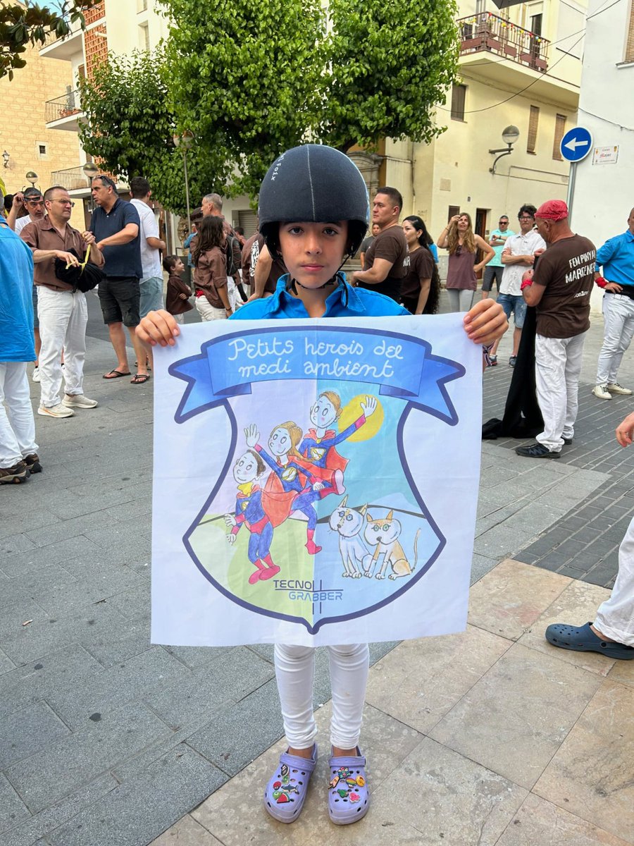 CastDelFoix's tweet photo. 🥰Les darreres setmanes hem lluït amb orgull la bandera dels 'Petits herois del medi ambient', de la companyia @tecnograbber.

🌳Si t'estimes el cel per voler-lo tocar amb la punta dels dits, també respectes i tens cura del medi ambient!

🙌Pensa en #verd, actua amb seny!!

#PHMA https://t.co/s4ctmuLw3X