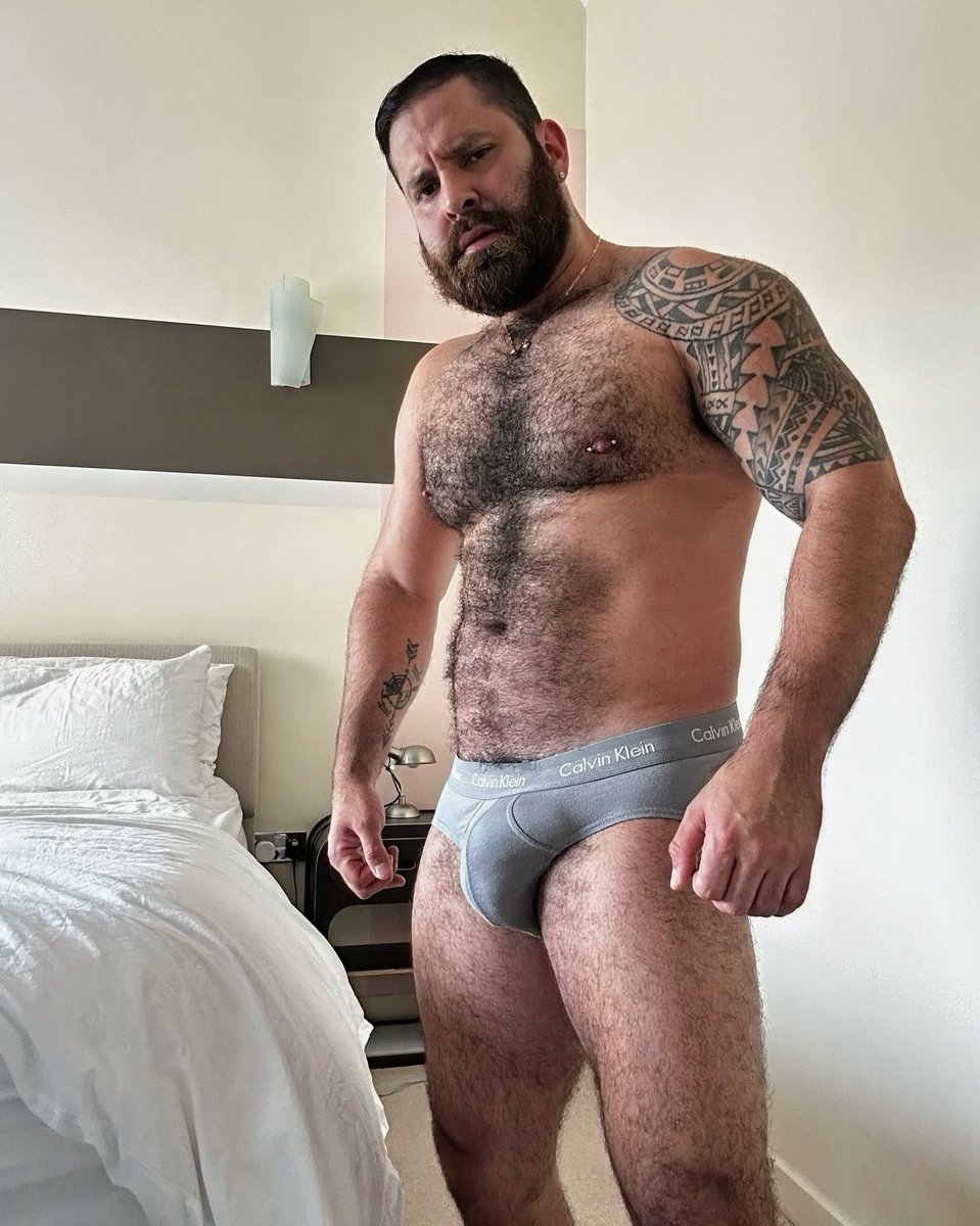 𝓖𝓸𝓸𝓭 𝓶𝓸𝓻𝓷𝓲𝓷𝓰 🐻😄🌞💪🏻🛌 #goodmorning #wakeup #instamood #calvin #calvinklein #undies #bear #tattoo #oso #buenosdías #hairybear #barbudopeludo #bearded #hairybelly