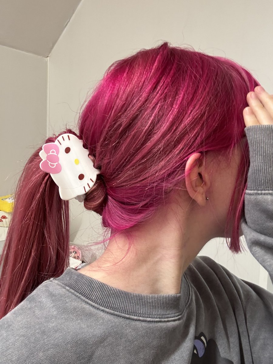 0kgdolly's tweet photo. new hair patchy a bit but is it cute yes or no https://t.co/LO5XdpfZJp