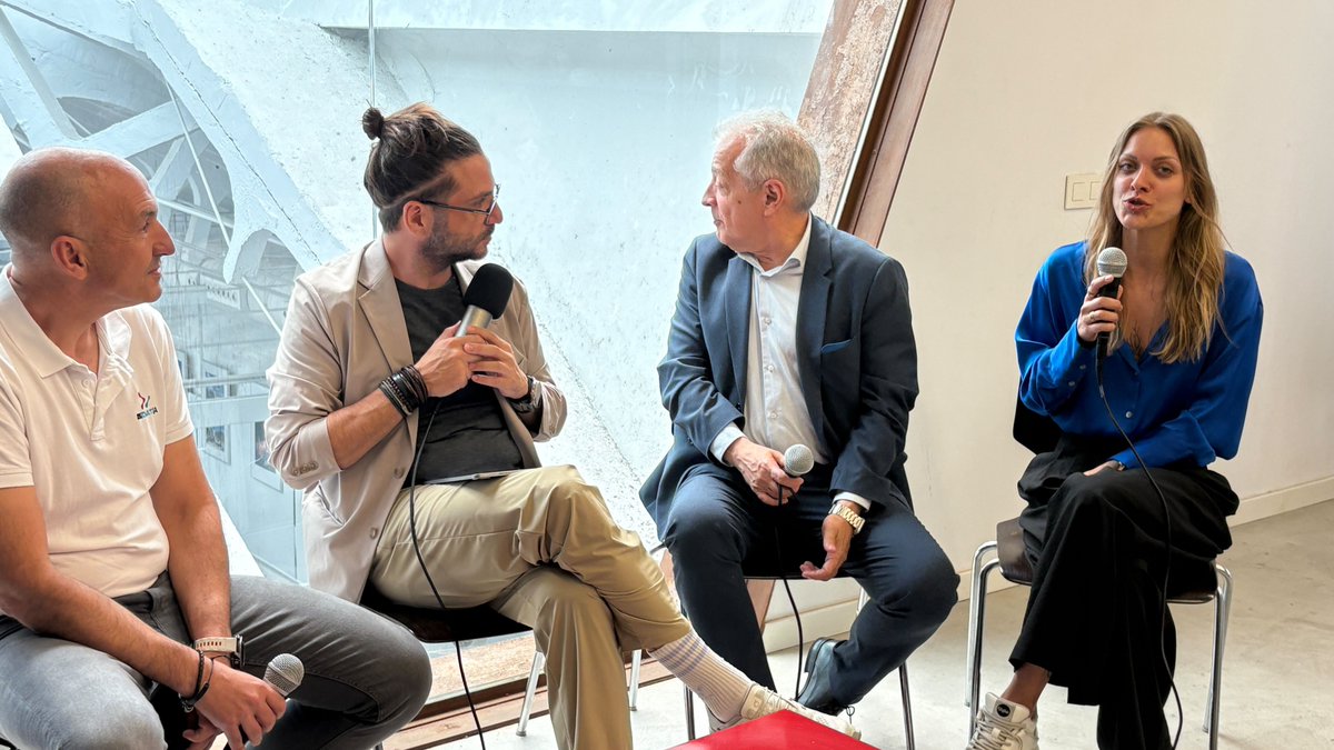 🎤 Cerramos programa con Jana Matouskova, CEO de #What2DoTech
Su proyecto ayuda a estudiantes y profesionales a reinventarse y encontrar su vocación… con ayuda de la IA 🤖💡
¡Un broche perfecto para este #InnoSur tan inspirador!