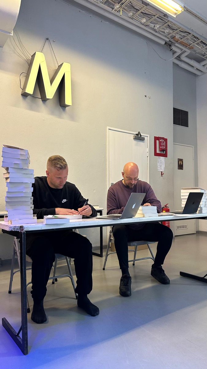 jussipekkaolavi's tweet image. Progressãon kirjajulkkarit lähestyvät ja valmistelut käyvät kuumana.
Yli 5 vuotta, 150 podcast-jaksoa ja mitä kaikkea muuta ovat johtaneet tähän tänään pisteeseen.
Nyt voi juhlia!
Nähdään Suvilahdessa!
