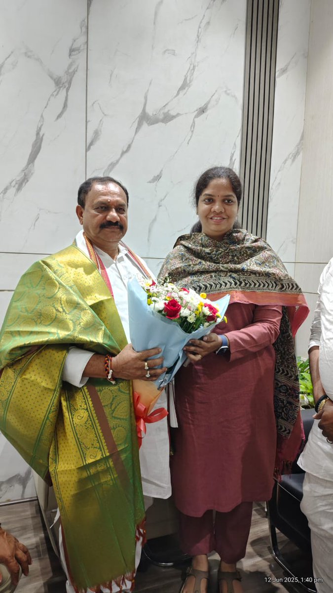 VeereshkumarINC's tweet photo. టీపీసీసీ అధ్యక్షుడు మహేష్ కుమార్ గౌడ్ గారిని కలిసి తెలంగాణ ప్రదేశ్ కాంగ్రెస్ కమిటీ రాష్ట్ర ప్రధాన కార్యదర్శిగా నియమించినందుకు కృతజ్ఞతలు తెలిపిన నారాయణపేట ఎమ్మెల్యే డా చిట్టెం పర్ణిక రెడ్డి గారు.
#CPRMLA #NRPT #Tpcc
@DrParnikaReddy @Bmaheshgoud6666
@Congress4TS @INCTelangana https://t.co/6HeiKVbvOu
