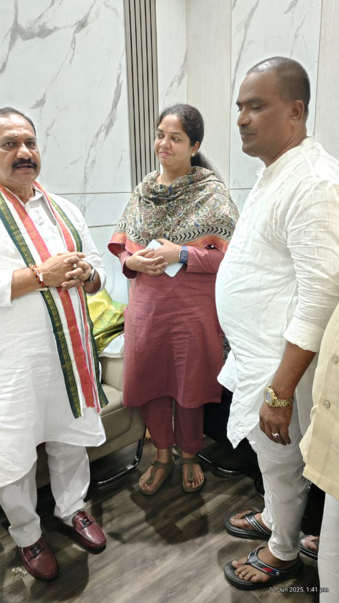 VeereshkumarINC's tweet photo. టీపీసీసీ అధ్యక్షుడు మహేష్ కుమార్ గౌడ్ గారిని కలిసి తెలంగాణ ప్రదేశ్ కాంగ్రెస్ కమిటీ రాష్ట్ర ప్రధాన కార్యదర్శిగా నియమించినందుకు కృతజ్ఞతలు తెలిపిన నారాయణపేట ఎమ్మెల్యే డా చిట్టెం పర్ణిక రెడ్డి గారు.
#CPRMLA #NRPT #Tpcc
@DrParnikaReddy @Bmaheshgoud6666
@Congress4TS @INCTelangana https://t.co/6HeiKVbvOu