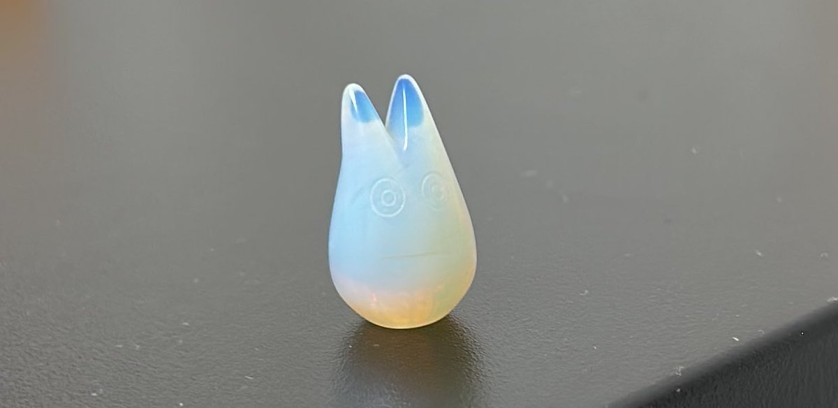 오프라인 행사장 가느라 밀량님 만났고 선물로 아주아주아주아주 귀여운 토토로 돌을 받았다.
희망의돌이래 🥺