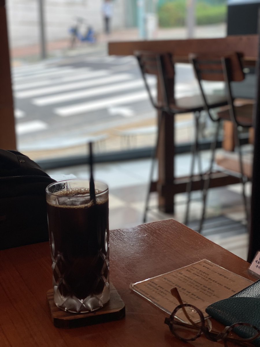 보광동은 곧 재개발이 시작되고 애정하는 가게들은 사라질 예정이다. 오늘 시간이 나서 베쓰푸틴과 헬카페에 다녀왔다. 자리에 앉을 땐 몰랐는데 일어나 가방을 매는데 발견한 시카언니의 엽서가 날 또 울컥하게 한다. 바로 옆에 있었네요☺️ 거기서 잘 지내나요? 괜히 안부를 물어봅니다.