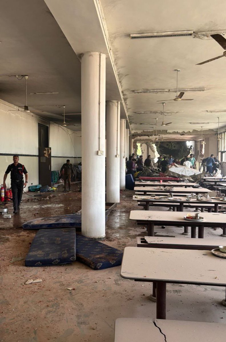 DrYadav5197's tweet photo. 🚨 Tragic Crash in Ahmedabad
Air India flight AI171 to London, with 242 onboard, has reportedly crashed onto the BJ Medical College hostel mess.
Student casualties feared. Situation critical. 🙏
#PlaneCrash #AirIndia #Ahmedabad  #BJMedicalCollege https://t.co/pwnNpjmQHP