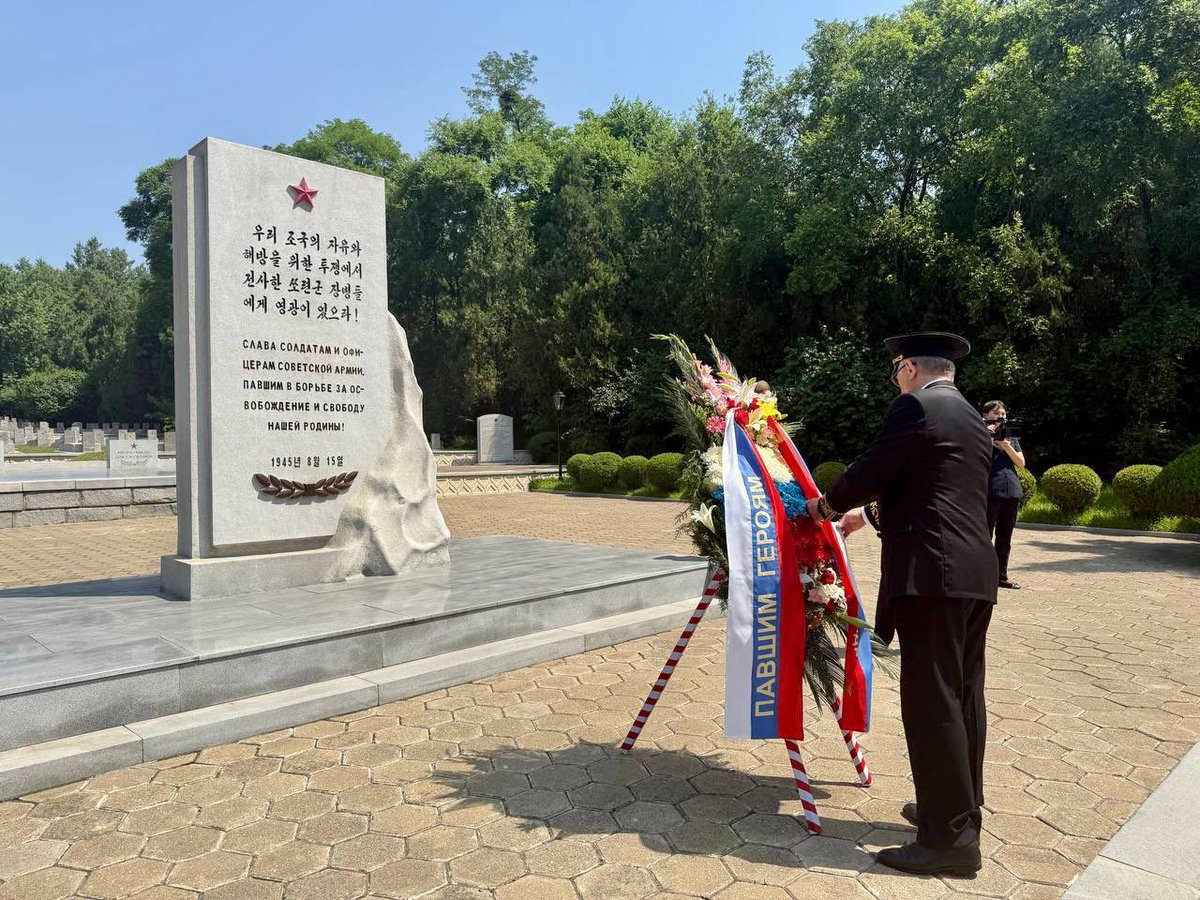 12 июня по случаю Дня России в Пхеньяне состоялась торжественная церемония возложения венков и цветов к Монументу Освобождения на сопке Моранбон и на кладбище советских воинов в столичном районе Садон. 

#ДеньРоссии2025