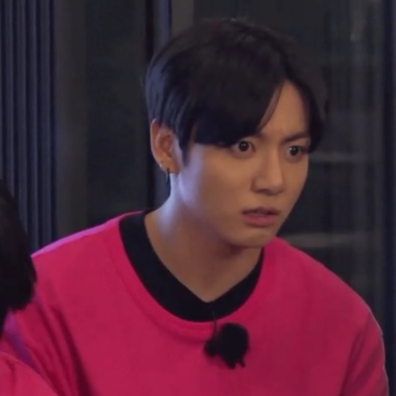 vminiecats's tweet photo. Nosotras bromeando con que ojalá un bts si se bese con alguien en sus mv a pero ahora por boconas viendo que si va pasar JAJSJSKSJ helpppppp encima Hoseok NO TIENE CAMISETA https://t.co/sHUuKxhrVl