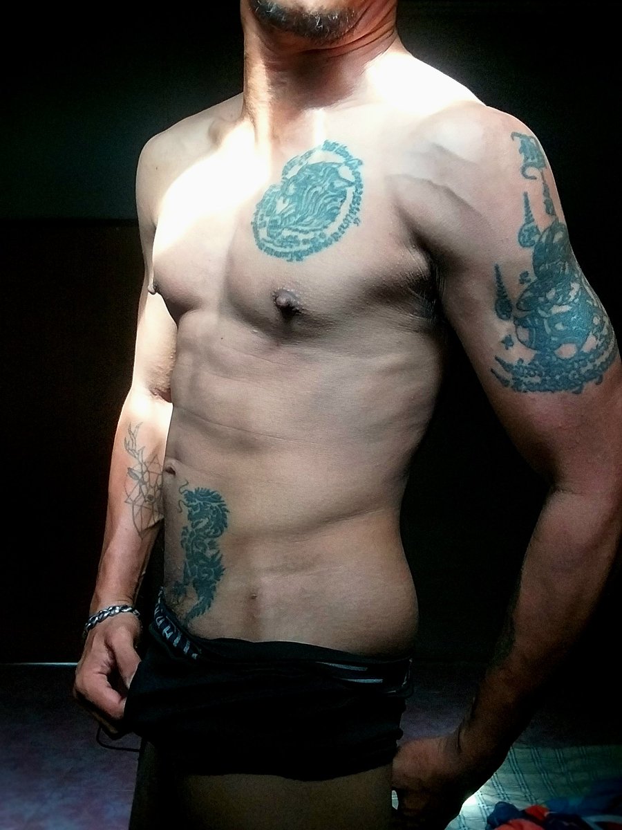 boodarkside1986's tweet photo. ถ้าวันนี้ฉันยังร้องไห้ ให้เธอเห็น แสดงว่าฉันยังอยากอยู่กับเธอ แต่ถ้าวันหนึ่งเธอไม่เห็นน้ำตาฉัน แสดงว่าวันนั้นฉันเข้มแข็งมากพอที่จะอยู่คนเดียวได้โดยไม่ต้อง มีเธอ...🩶 https://t.co/X9gYIu5mzW