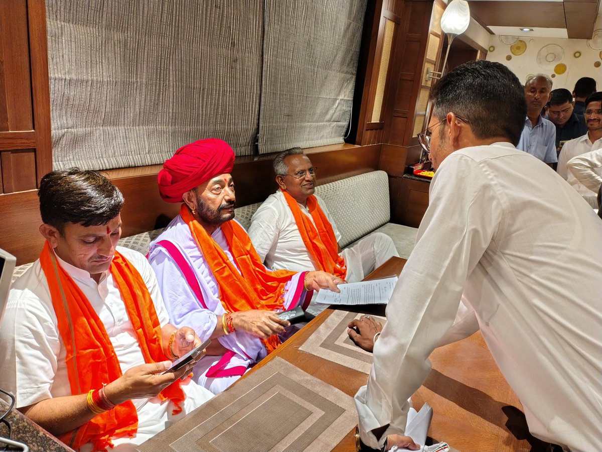 Er. Surendra Godara (@skbishnoi164) on Twitter photo व्यावसायिक शिक्षा पर हो रहे शोषण के खिलाफ आज बाड़मेर में <a href="/hlnagar/">Heeralal Nagar (Modi ka parivaar)</a> <a href="/otaramjidewasi/">Otaram Dewasi</a> <a href="/AnantramBhanwar/">Anant Ram Bhanwar</a> <a href="/AduramMeghwal01/">Aduram Meghwal</a> को ज्ञापन दिया गया। मंत्री महोदय, विधायक जी व जिला अध्यक्ष जी ने सकारात्मक जवाब दिया और आगे की कार्यवाही का आश्वाशन दिया। #व्यावसायिक_शिक्षा_कोठेकाप्रथासेमुक्त_करो व्यावसायिक शिक्षा पर हो रहे शोषण के खिलाफ आज बाड़मेर में <a href="/hlnagar/">Heeralal Nagar (Modi ka parivaar)</a> <a href="/otaramjidewasi/">Otaram Dewasi</a> <a href="/AnantramBhanwar/">Anant Ram Bhanwar</a> <a href="/AduramMeghwal01/">Aduram Meghwal</a> को ज्ञापन दिया गया। मंत्री महोदय, विधायक जी व जिला अध्यक्ष जी ने सकारात्मक जवाब दिया और आगे की कार्यवाही का आश्वाशन दिया। #व्यावसायिक_शिक्षा_कोठेकाप्रथासेमुक्त_करो